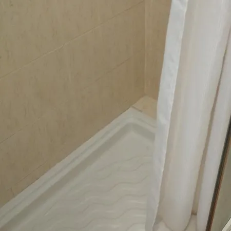 ホームステイ E Un Semplice Posto Letto Nell'ingresso Centralissimo サンレモ