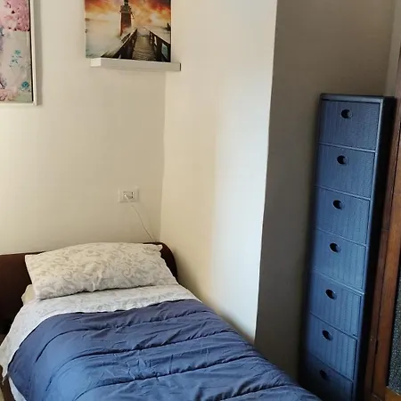 E Un Semplice Posto Letto Nell'ingresso Centralissimo ホームステイ *