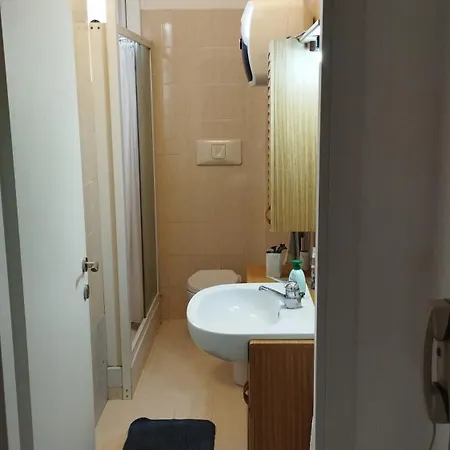 E Un Semplice Posto Letto Nell'ingresso Centralissimo Sanremo