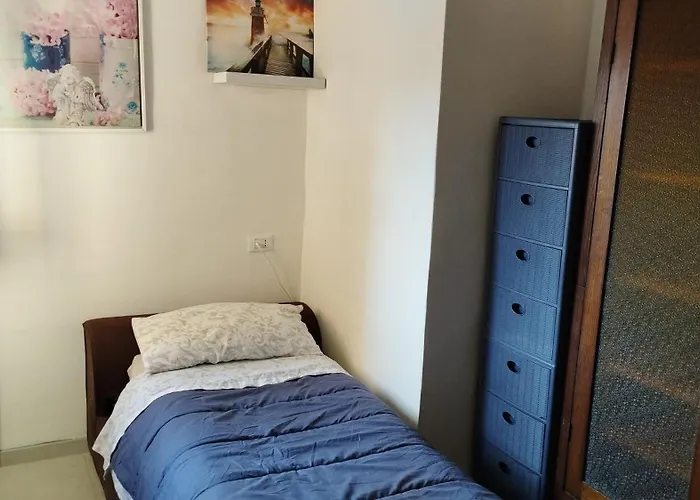 E Un Semplice Posto Letto Nell'ingresso Centralissimo Δωμάτια σε οικογενειακή κατοικία *